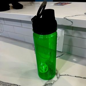 New Asobu Sports Bottle/ water bottle green